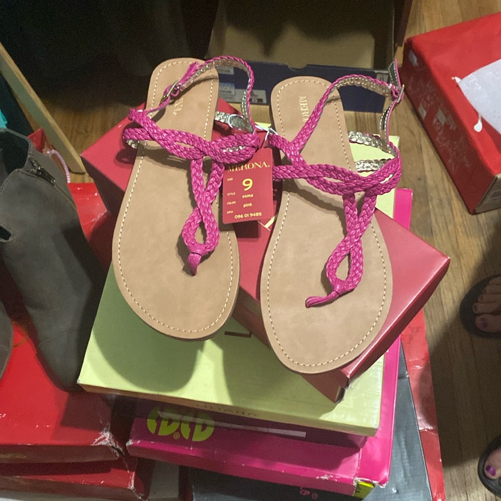 Bnwt merona size 9 pink sandles with gold trim